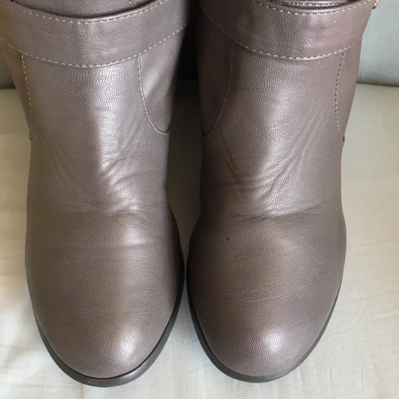 Journee Collection, gray faux leather, rounded toe, zip up heeled boots size 8 - Picture 7 of 12
